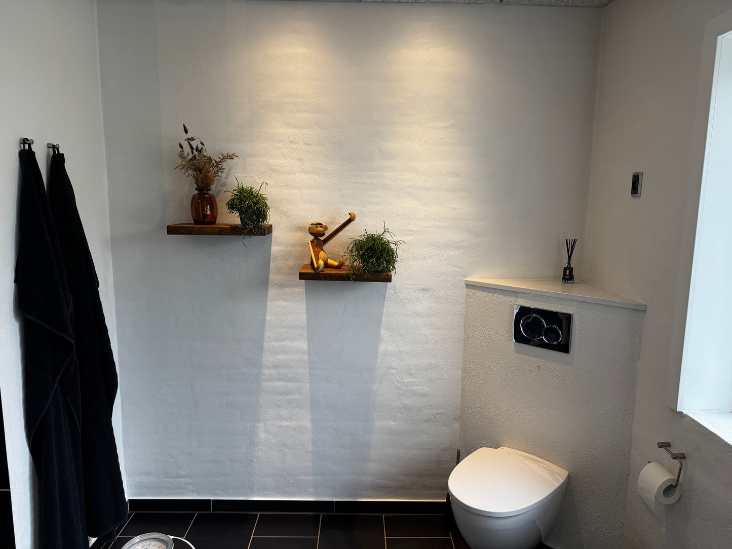 Svævehylde i valnød træ